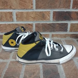 Converse boys chucks Size 4 (big kids)